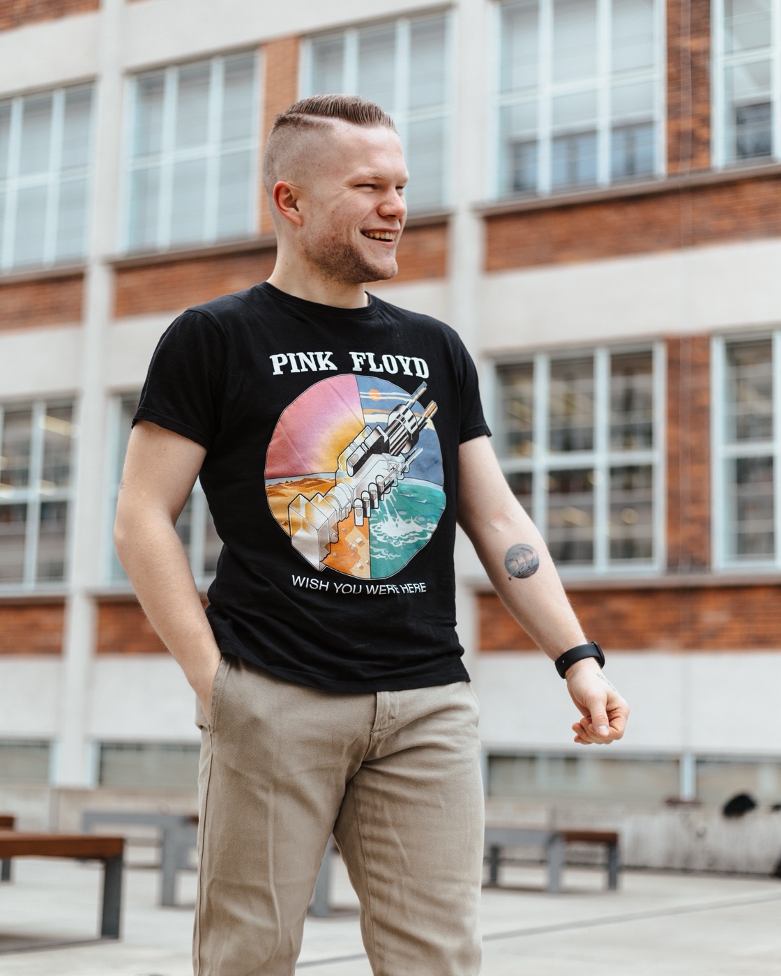 Luky v tričku Pink Floyd, mimo obrazovku